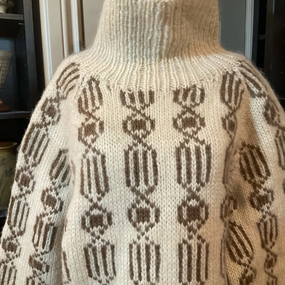“HAND KNIT” Vintage Beige and Brown Patterned 100% Wool Sweater. - Picture 2 of 12